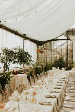 Modern stil düğün masası seti. Düğün dekoru. Pastel renkler çiçek buketi. Doğal güzel düğün süslemeleri. Minimalist düğün süslemeleri