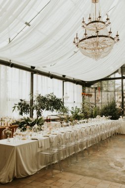 Modern stil düğün masası seti. Düğün dekoru. Pastel renkler çiçek buketi. Doğal güzel düğün süslemeleri. Minimalist düğün süslemeleri