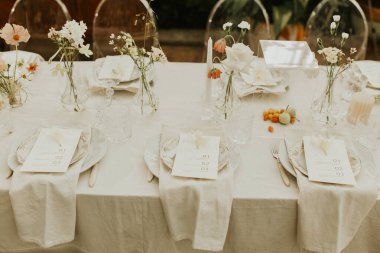 Modern stil düğün masası seti. Düğün dekoru. Pastel renkler çiçek buketi. Doğal güzel düğün süslemeleri. Minimalist düğün süslemeleri