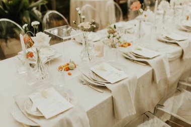 Modern stil düğün masası seti. Düğün dekoru. Pastel renkler çiçek buketi. Doğal güzel düğün süslemeleri. Minimalist düğün süslemeleri