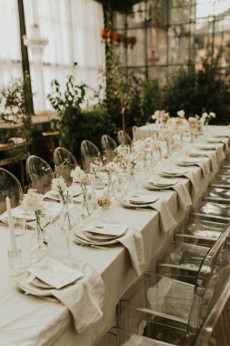 Modern stil düğün masası seti. Düğün dekoru. Pastel renkler çiçek buketi. Doğal güzel düğün süslemeleri. Minimalist düğün süslemeleri