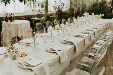 Modern stil düğün masası seti. Düğün dekoru. Pastel renkler çiçek buketi. Doğal güzel düğün süslemeleri. Minimalist düğün süslemeleri