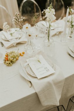 Modern stil düğün masası seti. Düğün dekoru. Pastel renkler çiçek buketi. Doğal güzel düğün süslemeleri. Minimalist düğün süslemeleri