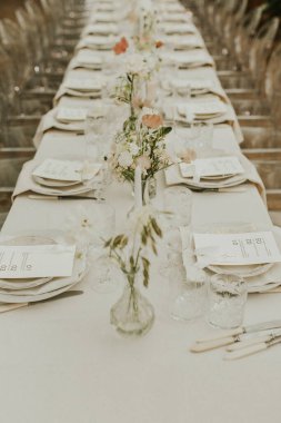 Modern stil düğün masası seti. Düğün dekoru. Pastel renkler çiçek buketi. Doğal güzel düğün süslemeleri. Minimalist düğün süslemeleri