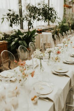 Modern stil düğün masası seti. Düğün dekoru. Pastel renkler çiçek buketi. Doğal güzel düğün süslemeleri. Minimalist düğün süslemeleri