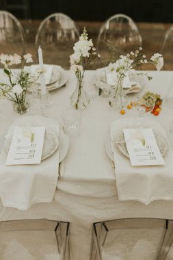 Modern stil düğün masası seti. Düğün dekoru. Pastel renkler çiçek buketi. Doğal güzel düğün süslemeleri. Minimalist düğün süslemeleri