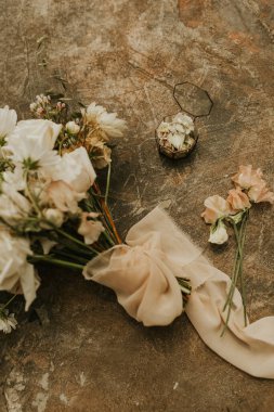 Modern stil güzel pastel renk düğün buketi beton minimalist arka planda. Metnin için boş yer