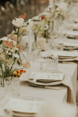 Modern stil düğün masası seti. Düğün dekoru. Pastel renkler çiçek buketi. Doğal güzel düğün süslemeleri. Minimalist düğün süslemeleri