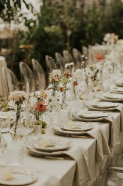 Modern stil düğün masası seti. Düğün dekoru. Pastel renkler çiçek buketi. Doğal güzel düğün süslemeleri. Minimalist düğün süslemeleri