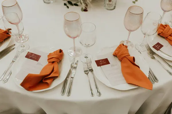 Modern stil düğün masası seti. Düğün dekoru. Pastel renkler çiçek buketi. Doğal güzel düğün süslemeleri. Minimalist düğün süslemeleri