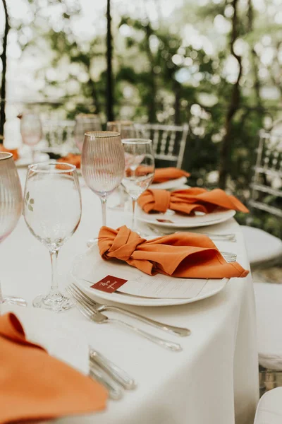 現代的なスタイリッシュな結婚式のテーブルの設定 結婚式の装飾について パステルカラーが花束を咲かせています 自然な美しい結婚式の装飾 最低限の結婚式の装飾 ロイヤリティフリーのストック写真