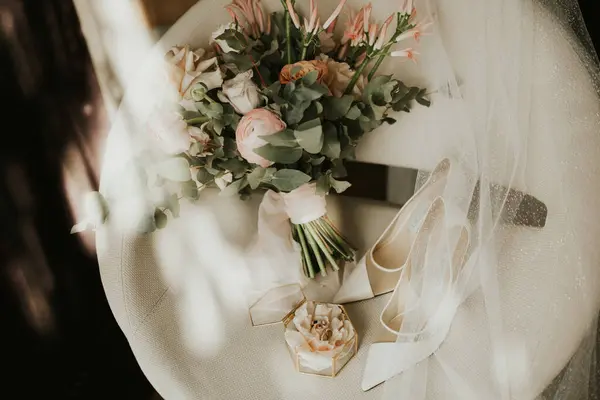 Detalhes Casamento Com Anéis Sapatos Bouquet Jóias Deitado Plano Fotografias De Stock Royalty-Free