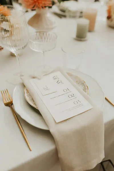 現代的なスタイリッシュな結婚式のテーブルの設定 結婚式の装飾について パステルカラーが花束を咲かせています 自然な美しい結婚式の装飾 最低限の結婚式の装飾 ロイヤリティフリーのストック写真