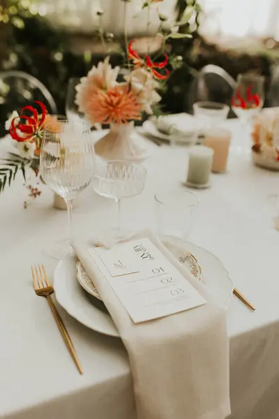 Moderne Stilvolle Hochzeitstafel Das Hochzeitsdekor Die Pastellfarbenen Blütensträuße Natürlich Schöne lizenzfreie Stockbilder