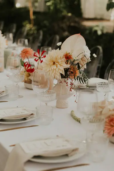 現代的なスタイリッシュな結婚式のテーブルの設定 結婚式の装飾について パステルカラーが花束を咲かせています 自然な美しい結婚式の装飾 最低限の結婚式の装飾 ストック画像