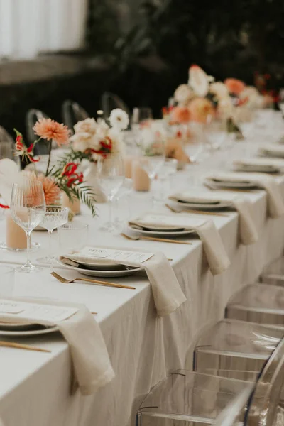 現代的なスタイリッシュな結婚式のテーブルの設定 結婚式の装飾について パステルカラーが花束を咲かせています 自然な美しい結婚式の装飾 最低限の結婚式の装飾 ストック写真