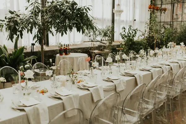 現代的なスタイリッシュな結婚式のテーブルの設定 結婚式の装飾について パステルカラーが花束を咲かせています 自然な美しい結婚式の装飾 最低限の結婚式の装飾 ストックフォト