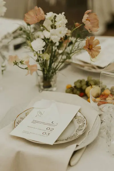 現代的なスタイリッシュな結婚式のテーブルの設定 結婚式の装飾について パステルカラーが花束を咲かせています 自然な美しい結婚式の装飾 最低限の結婚式の装飾 ストックフォト