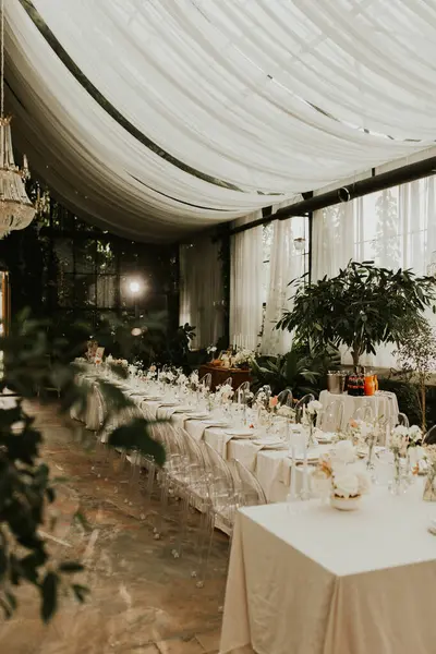 現代的なスタイリッシュな結婚式のテーブルの設定 結婚式の装飾について パステルカラーが花束を咲かせています 自然な美しい結婚式の装飾 最低限の結婚式の装飾 ストック画像