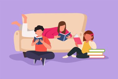 Dost canlısı bir aile, evdeki oturma odasında birlikte kitap okuyor. Ebeveynler ve çocuklar kanepede oturuyorlar. Ortak aile okuma kavramı. Çizgi film tasarım vektör çizimi
