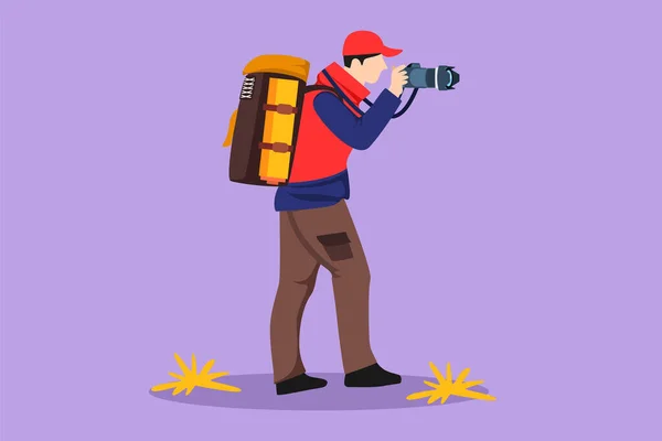 カメラを使って写真を撮る若い男性写真家 バックパック付きの観光客を描いたグラフィックフラットデザイン 彼のテレフォトレンズアイコンのロゴシンボルを持つ写真家 漫画スタイルベクターイラスト — ストックベクタ