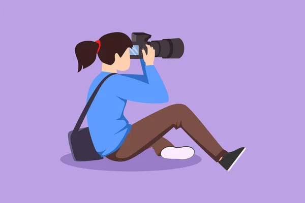 キャラクターフラット描画 パパラッチのキュートな女性写真家が座って アングルで現代のデジタルカメラで写真を撮ります ジャーナリストかレポーターが写真を撮る 漫画デザインベクターイラスト — ストックベクタ