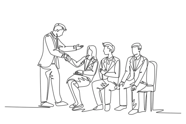 継続的な1行の描画会社マネージャーは フロントオフィスで就職面接を受けるために椅子に座っている間 従業員の候補者を満たし 握手します シングルラインドローデザインベクターグラフィックイラスト — ストックベクタ