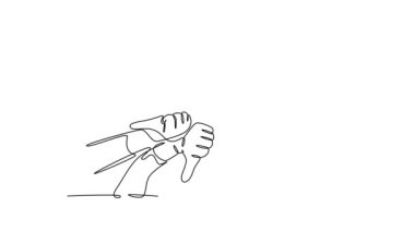 Sürekli çizilen çizgilerin animasyonlu çizimi insan kollarından oluşan bir grup, baş parmaklar yukarı ve baş parmaklar aşağı hareket işareti. İyi mükemmellik ve kötü hizmet sembolü konsepti. Tam uzunluktaki bir çizgi canlandırması