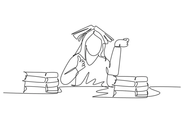 若い退屈な女性学生を描いたシングルワンラインは 図書館で本のスタックを読み 本を頭に置き 親指でジェスチャーを与えます モダンな連続ラインドローデザイングラフィックベクターイラスト — ストックベクタ