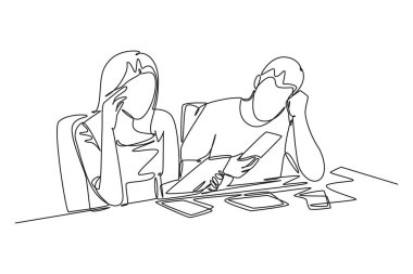 Tek sıra halinde, masa başında bir yığın belgeyle karşı karşıya kalan stresli çift işçi çizgisi. Son teslim tarihi proje konsepti. Dinamik bir çizgi çizer grafik tasarım vektörü çizer