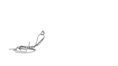 Sıkılmış genç erkek işçinin sürekli çizdiği çizgi çizimi bir yığın kağıdın arkasındaki müşteriden telefon alıyor. Ofis konseptinde günlük aşırı yükleme. Tam uzunluktaki bir çizgi canlandırması