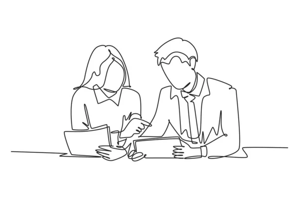 紙を持っている2人の若い男性と女性の労働者を描いたシングルワンラインと オフィスで一緒に仕事について話し合います ジョブディスカッションコンセプト 連続的な線引きデザイン グラフィックベクトルイラスト ロイヤリティフリーのストックイラスト