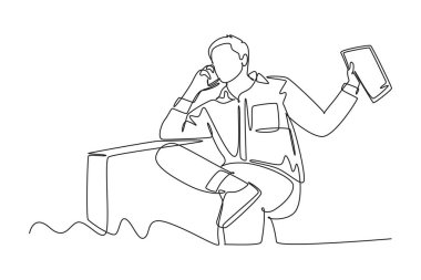 Devam eden bir satırda genç adam girişimi kurucusu şirketin tablet yıllık raporunu okuyor ve onaylamak için ekip üyesini arıyor. Doğrulama raporu. Tek çizgi çizimi tasarım vektörü grafik çizimi