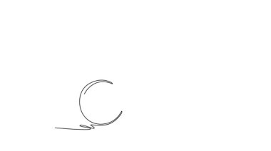 Tek çizgili çizim koruyucu kasklı bisiklet süren sporcu kadını kendine çekiyor. Kırsal alanda bisiklet süren bir bayan sporcu. Devamlı bir çizgi. Tam uzunluk canlandırması