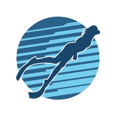 Sualtında şnorkelle yüzen bir kadının silueti. Şnorkel dalışı yapan bir kadının silüeti.