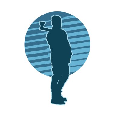 Bir erkek oduncunun silueti elinde baltayla ayakta duruyor..