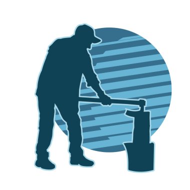 Geniş baltayla odun kıran bir erkeğin silueti. Bir ahşap işçisinin silueti.