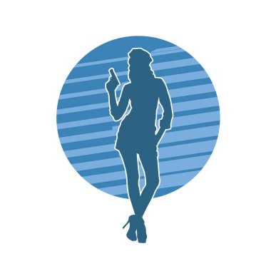 Poz veren ve tabanca tutan polis kostümü giymiş bir kadının silüeti. Silah tutan kadın bir polisin silueti..