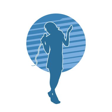 Bir kadın şarkıcının silueti mikrofonla şarkı söylüyor. Şarkı söyleyen bir kadının silüeti.