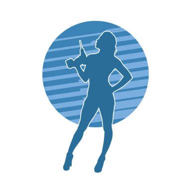 Elektrikli matkapla çalışan seksi bir kadın işçinin silueti.