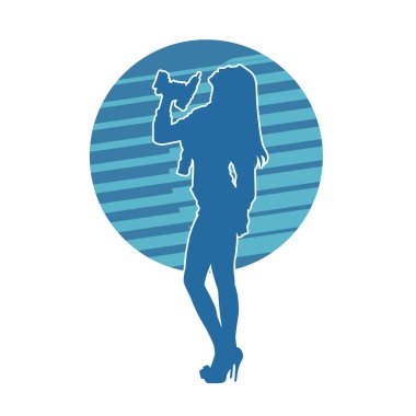 Matkapla çalışan seksi bir kadın işçinin silüeti. Emek kostümü giymiş seksi kadın duruşu silueti..