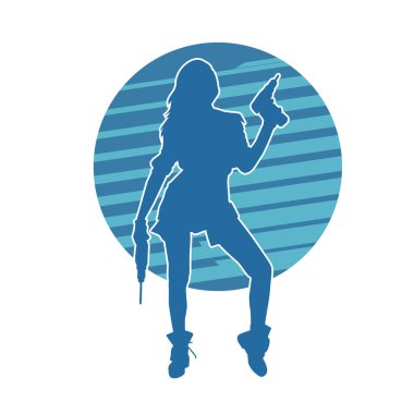 Matkapla çalışan seksi bir kadın işçinin silüeti. Emek ya da inşaat işçisi kostümü giymiş seksi kadın duruşu silueti..