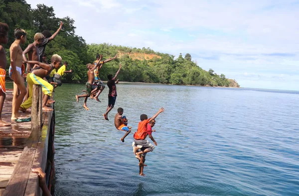 Foto Niños Felices Saltando Agua Del Océano Para Nadar — Foto de Stock