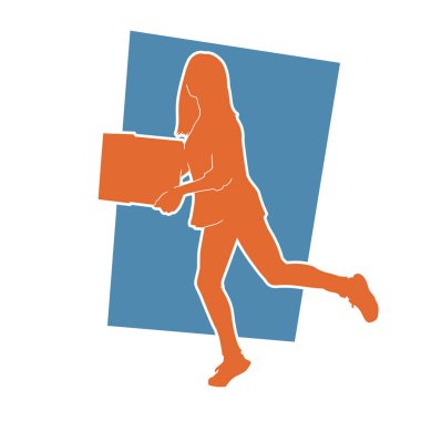 Sıradan bir kadının silueti kutuları kaldırıyor. Kutuları taşıyan bir kadının silüeti..