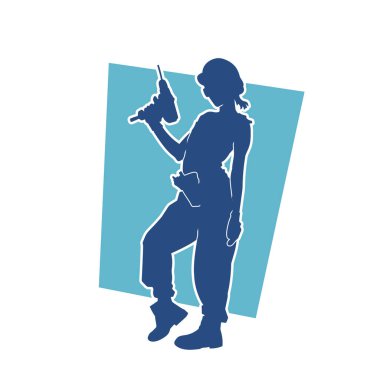 Makineli elektrikli matkap taşıyan kadın bir inşaat işçisinin silueti. Elektrikli matkap tutan bir kadın inşaatçının silueti..