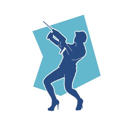 Makineli elektrikli matkap taşıyan kadın bir inşaat işçisinin silueti. Elektrikli matkap tutan bir kadın inşaatçının silueti..