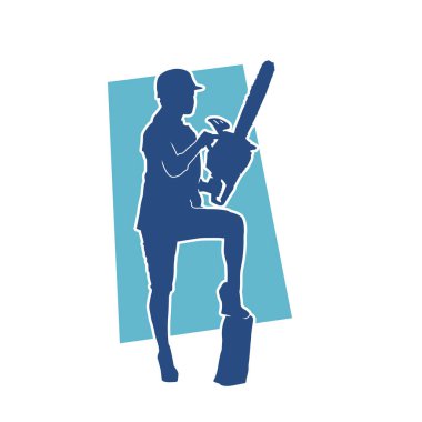 Makineli testere taşıyan kadın inşaat işçisinin silueti. Elektrikli testere tutan oduncu bir kadının silueti..