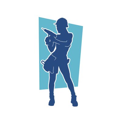 Makineli elektrikli matkap taşıyan kadın bir inşaat işçisinin silueti. Elektrikli matkap tutan bir kadın inşaatçının silueti..