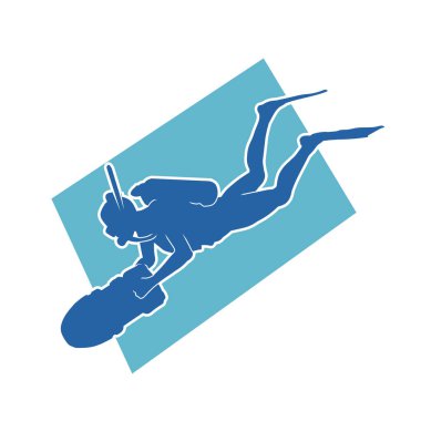 Dalış kıyafetiyle dalış yapan kadın silueti ve büyük su altı meşalesi taşıyan akualung. Su geçirmez ışıklandırma cihazı taşıyan bir kadın dalgıcın silüeti..