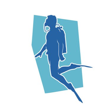 Dalış elbisesi ve akualung ile dalış yapan kadın silueti. Sualtında yüzen bir kadın dalgıcın silüeti..